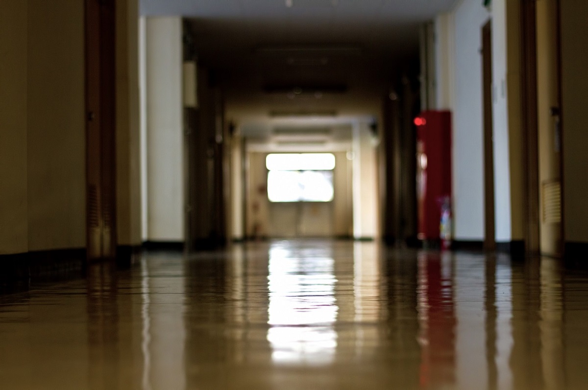 薄暗い学校の廊下
