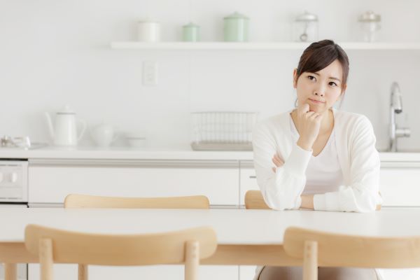 浮気を見破る方法を考える女性